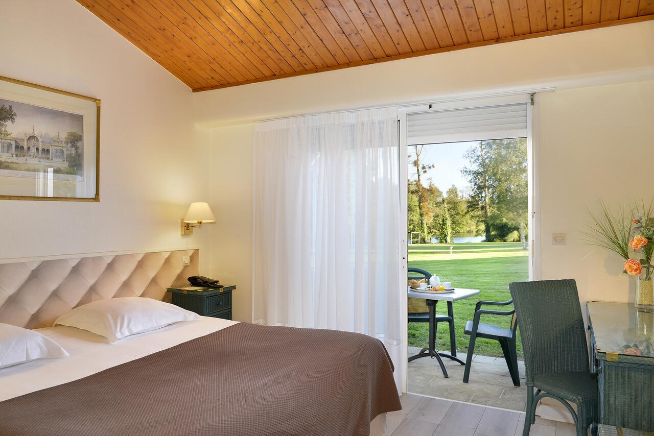 Logis Hotel Val De Vienne Le Vigeant Exterior foto