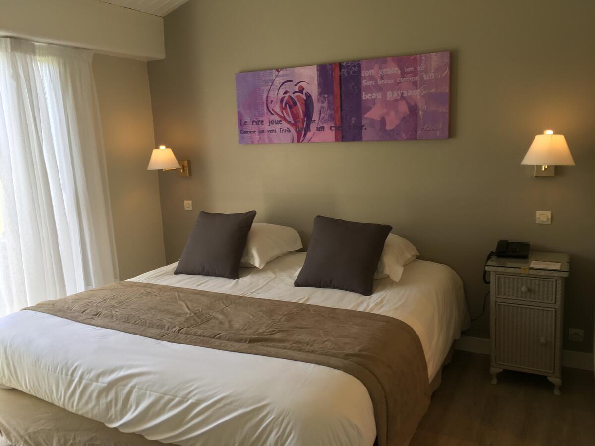 Logis Hotel Val De Vienne Le Vigeant Exterior foto