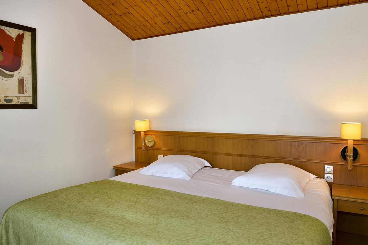 Logis Hotel Val De Vienne Le Vigeant Exterior foto