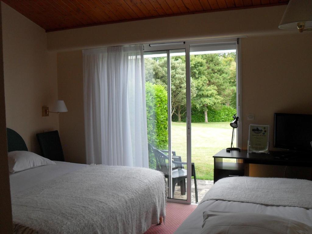 Logis Hotel Val De Vienne Le Vigeant Habitación foto